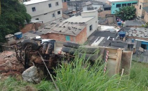 Carreta quase atingiu casas no bairro Kennedy