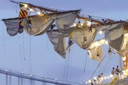 Imagens compartilhadas nas redes sociais mostram marinheiros pendurados após acidente