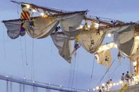 Imagens compartilhadas nas redes sociais mostram marinheiros pendurados após acidente