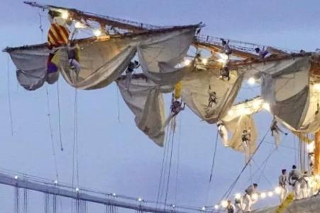 Imagens compartilhadas nas redes sociais mostram marinheiros pendurados após acidente