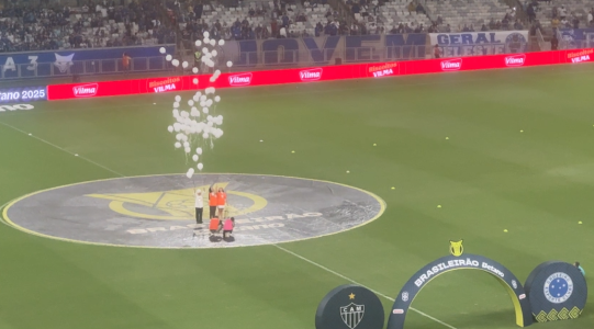 Familiares de dona Sônia entraram em campo antes do clássico e receberam homenagem do Cruzeiro