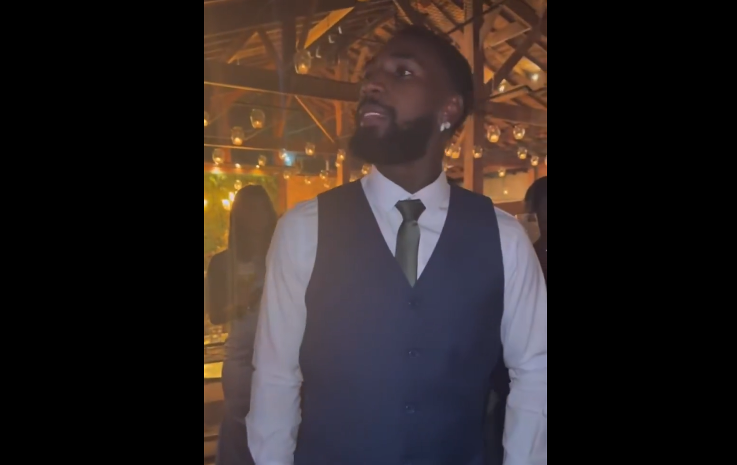 Gerson se emociona após discurso de Wesley no casamento do lateral do Flamengo