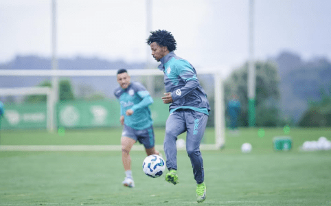 Atacante Ênio durante treinamento do Juventude