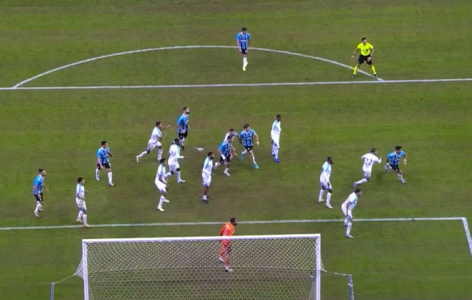 Gol de Aravena para o Grêmio foi anulado aos 44 minutos do segundo tempo