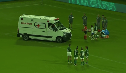 Goleira Tapia, do Palmeiras, precisou ser retirada de ambulância da Arena Barueri