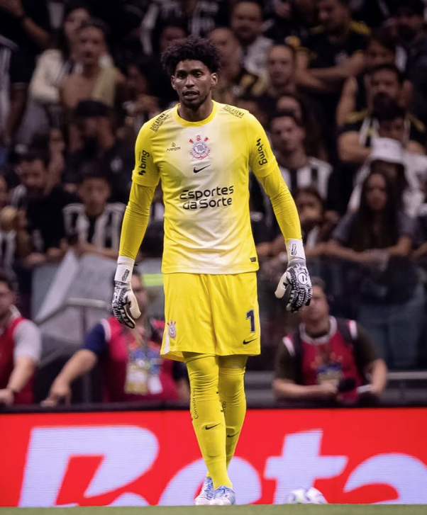 Hugo Souza, do Corinthians, é convocado por Ancelotti para defender a Seleção