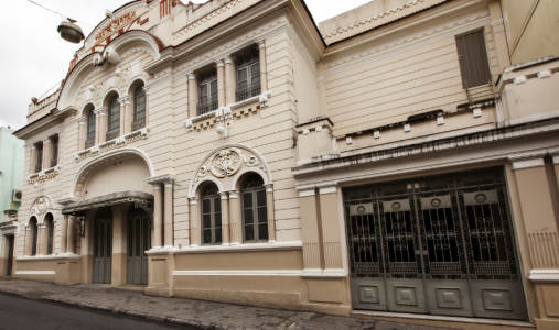 Theatro fica na R. Pres. Antônio Carlos, 522 - Centro.