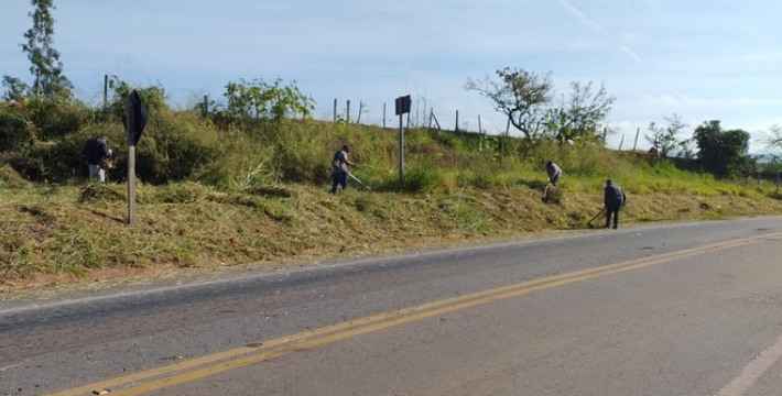 Rodovia em Alfenas recebe limpeza nesta semana