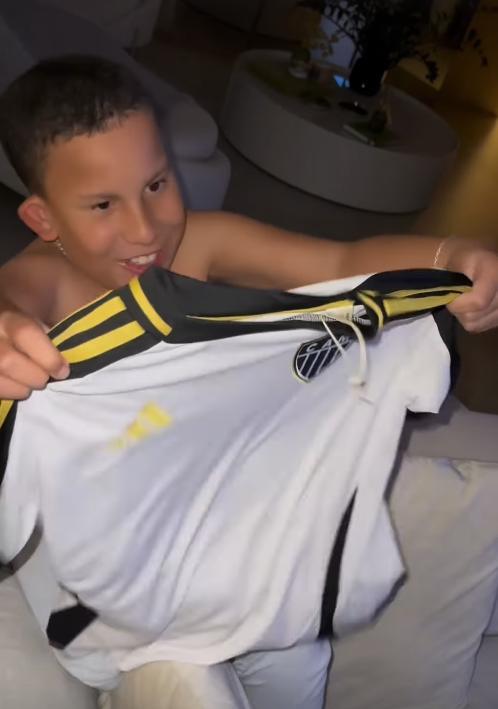 Filho de Patric, ex-Atlético, extravasa ao ganhar camisa do Galo; assista