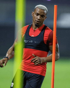 Thiago Mendes durante treino do Al-Rayyn