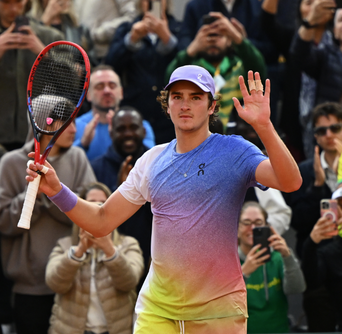 João Fonseca celebra triunfo inédito em Roland Garros e revela sonho