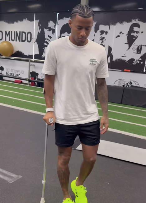 Ex-Cruzeiro compartilha recuperação após lesão grave: ‘Aprendendo a andar novamente’