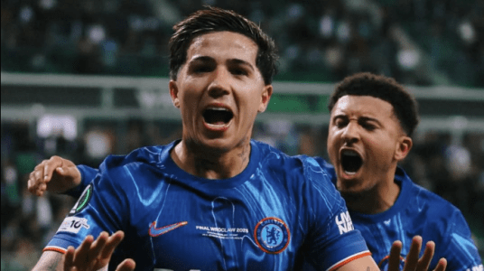 Enzo Fernández e Sancho, do Chelsea, na final da Conference League