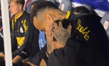 Neymar abraçando criança que invadiu gramado no amistoso entre Santos e RB Leipzig