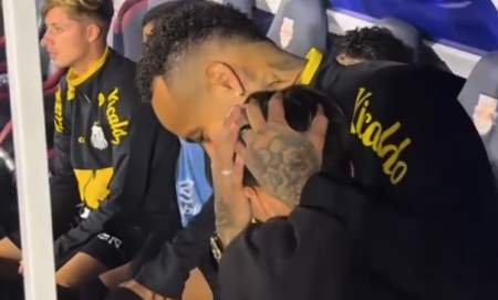 Neymar abraçando criança que invadiu gramado no amistoso entre Santos e RB Leipzig