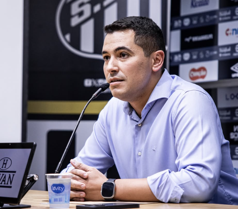 Santos oficializa saída de Pedro Martins do cargo de CEO do clube
