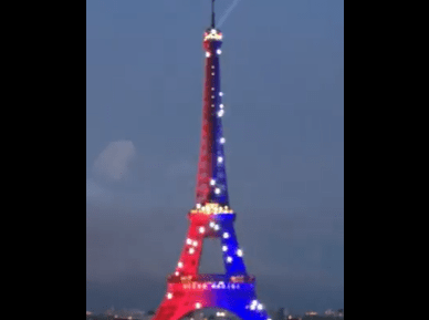 Torre Eiffel, em Paris, iluminada com as cores do PSG