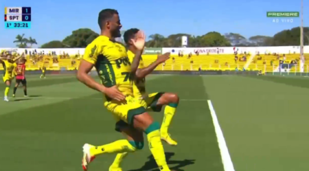 Reinaldo comemora gol do Mirassol sobre o Sport