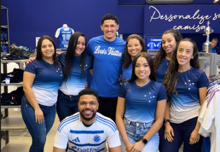Luvannor visitou Loja do Cruzeiro e assistirá jogo com organizada Máfia Azul