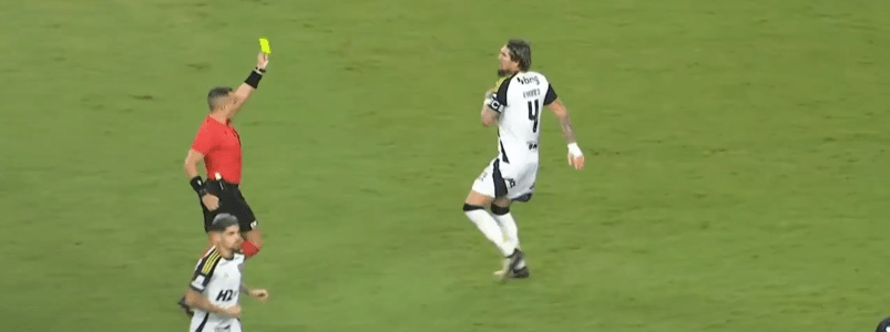 Lyanco recebendo cartão amarelo em jogo entre Ceará e Atlético