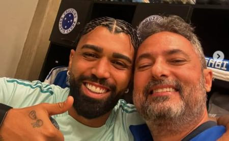 Gabigol ao lado de Alexandre Mattos no vestiário do Cruzeiro