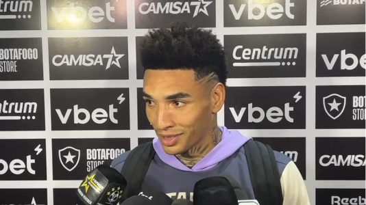 Igor Jesus, atacante do Botafogo, na zona mista