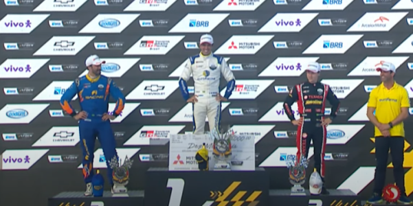 Gaetano Di Mauro no alto do pódio, neste sábado (7), no Velopark