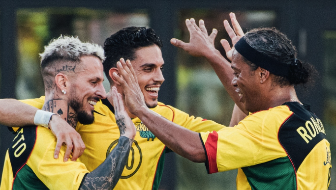 Ronaldinho dá drible desconcertante no segurança de Messi em jogo festivo; assista