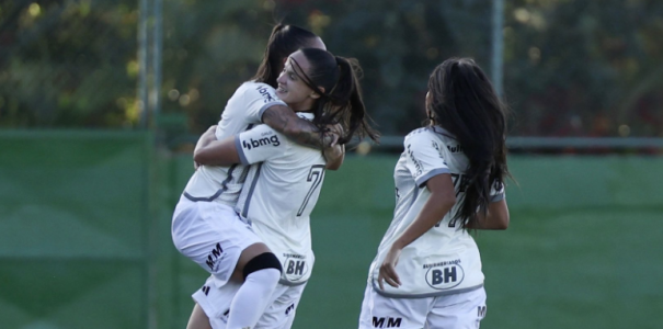 Jogadoras do Atlético em partida do Brasileiro Feminino A2