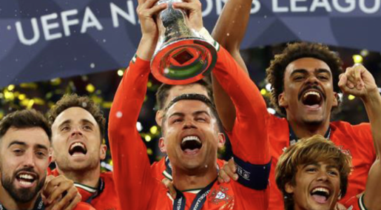 Cristiano Ronaldo com o troféu da Nations League 2025