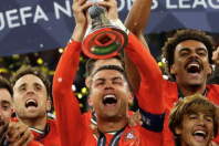 Cristiano Ronaldo, de Portugal, se torna o mais velho a vencer a Nations League