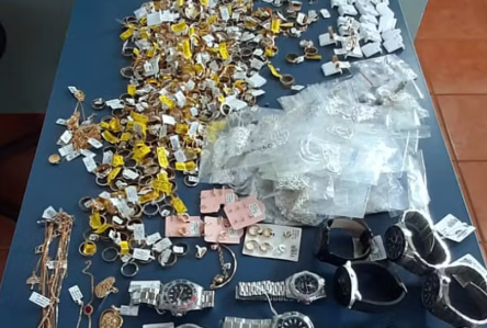Homem tinha uma mochila com centenas de peças entre relógios, correntes e anéis, além de dinheiro.