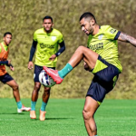 Titular do América volta a treinar com o grupo após cirurgia e se aproxima de retorno