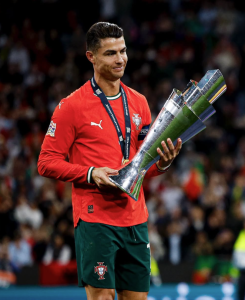 Cristiano Ronaldo com a taça da Liga das Nações da Uefa