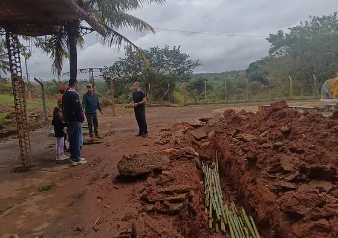 Voluntários e SEMEA trabalham na limpeza e revitalização do Parque dos Dinossauros