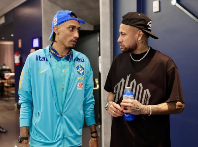 Raphinha (à esquerda) e Neymar (à direita) no hotel da Seleção