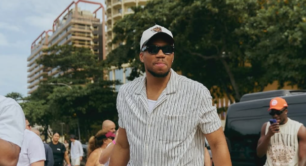 Em visita ao Brasil, Giannis Antetokounmpo dá pista sobre futuro na NBA
