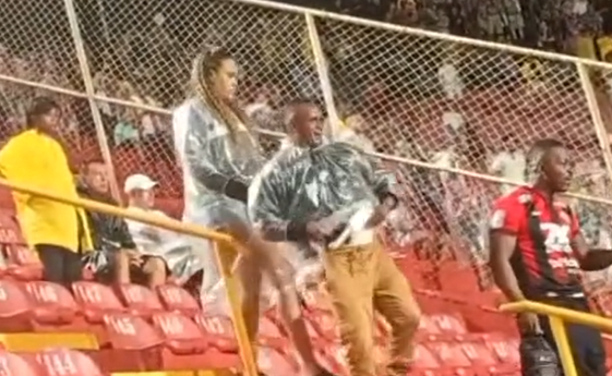 Pai de Jamerson, do Vitória, chora no Barradão após lesão do filho; assista