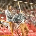 Pai de Jamerson, do Vitória, chora no Barradão após lesão do filho; assista