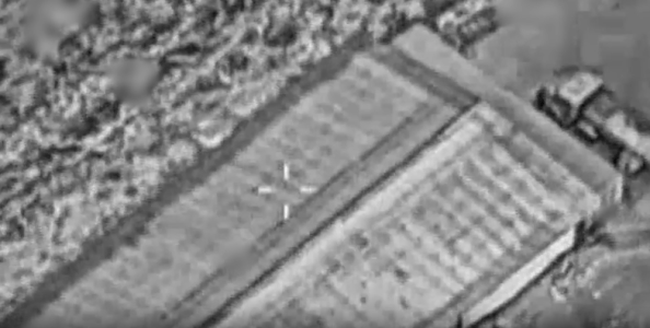 As imagens, divulgadas pelo governo israelita, mostram momento em que os mísseis atingiram instalações e automóveis militares