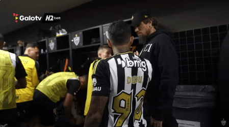 Dudu e Lyanco se cumprimentando antes da vitória do Atlético sobre o Inter