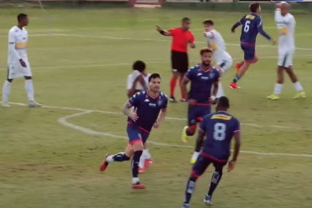 Caíque comemora o gol da vitória do Cianorte diante do Uberlândia