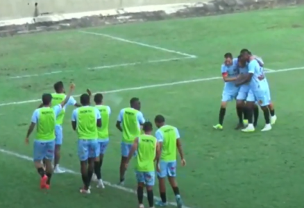 Elenco do Northe celebra o terceiro gol diante do Nacional de Muriaé, marcado por Gustavo Brinquedo