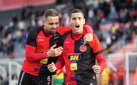 Pavanelli comemora o gol que abriu o caminho da vitória do Pouso Alegre diante da Portuguesa