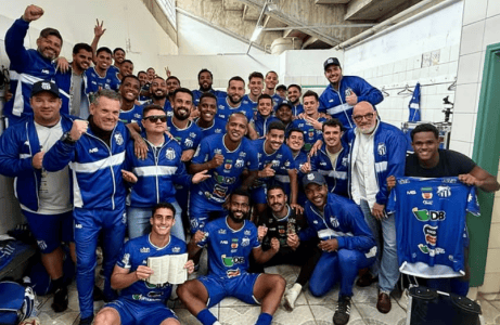 Jogadores da URT comemoraram vitória e classificação à segunda fase do Módulo II do Mineiro