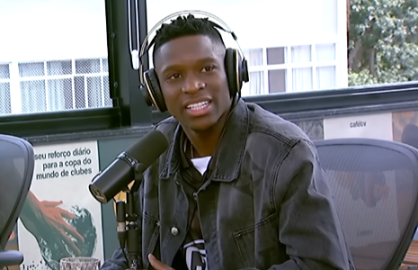 Luiz Henrique durante a participação na Cazé TV