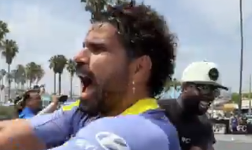 Diego Costa, ex-Atlético, comemorando gol em futebol de rua nos EUA