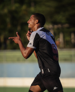 Leo Jacó marcou o gol da vitória vascaína no clássico
