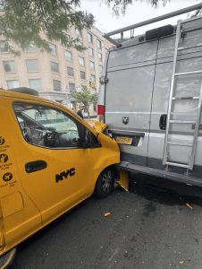 Taxi que levava Vitoria Leves bateu em uma van