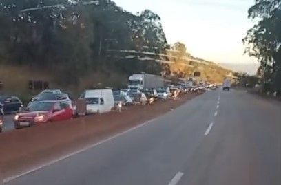 Obra na Fernão Dias complica trânsito na subida da Serra de Igarapé, na Grande BH; veja rota alternativa